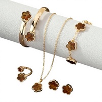 Ensemble de bijoux trèfle à cinq feuilles porte-bonheur en alliage et acrylique, collier, bague et boucles d'oreilles pour femme, vente en gros transfrontalière