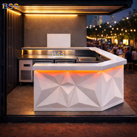 Comptoir de bar de café en conteneur maritime de 20 pieds, design moderne, en forme de L, en surface solide blanche, pour exposition intérieure