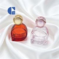 Flacon de parfum en verre luxueux, élégant et unique, avec base biseautée et capuchon à motif torsadé assorti pour l'emballage de parfums