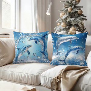 イルカをモチーフにした装飾的な枕が、居心地の良いソファを飾り、背景にはお祭りの雰囲気のあるストッキングや角が付いた飾りが付いています。 - Product Image 4