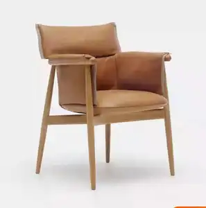 现代丁屋家具厂Oem定制实木框架皮革软垫橡木餐椅