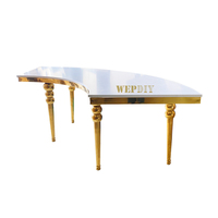 Table de banquet ronde de luxe en acier inoxydable pour les fêtes et les mariages Plateau en verre serpentin pour les décorations de dîner et d'événements