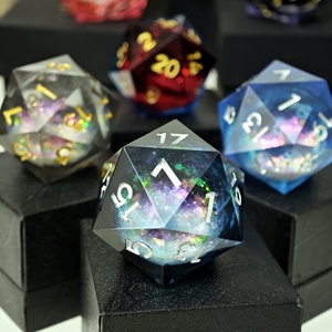 ลูกเต๋า MINI PLANET ขนาด 35 มม. D20 สองสี แกนกลางเป็นของเหลว สำหรับเกม DND D20 RPG Dragon&Dungeon ลูกเต๋าเรซิ่นทรงหลายเหลี่ยม 20 ด้าน ขายส่ง/สั่งทำได้ - Product Image 2