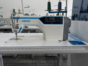 Máquina de Coser Industrial Jack de Pespunte Recto de Una Aguja Usada a Precio de Mayoreo, Modelo A4E con Cortahilos Automático y Cama Plana de Segunda Mano - Product Image 3