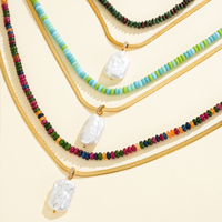 Collier ras du cou bohème à perles de pierre naturelle superposées, chaîne chevrons et pendentif perle d'eau douce baroque, idéal pour les cadeaux d'anniversaire