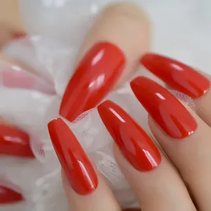 中国红色长棺材指甲性感光泽极端新闻上的假指甲华丽的指甲提示与胶片