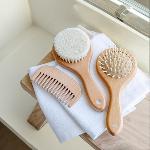 Ensemble <span class=keywords><strong>de</strong></span> brosses à cheveux pour bébé en bois avec poils <span class=keywords><strong>de</strong></span> chèvre naturels extra-doux, manche en bois <span class=keywords><strong>de</strong></span> hêtre, massage doux du cuir chevelu et <span class=keywords><strong>peigne</strong></span> anti-croûtes <span class=keywords><strong>de</strong></span> <span class=keywords><strong>lait</strong></span> - Product Image 2