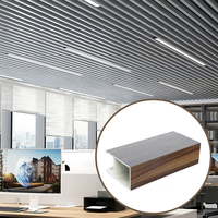 Panneau mural moderne en tube carré avec grain de bois, imperméable et résistant à l'humidité, pour la décoration intérieure des plafonds, design à motifs