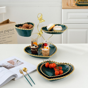 Soporte de cerámica para pastel de boda, soporte de pastel de 3 niveles con forma de corazón de estilo europeo para postres y magdalenas, con borde dorado - Product Image 2