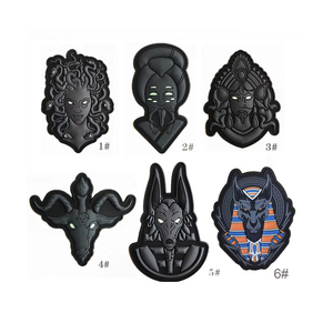 Светящиеся древние мифы и легенды Медузы Анубис бахомет и Шива мягкие резиновые значки из ПВХ с застежкой-петлей - Product Image 1