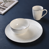 Service de table en porcelaine fine OEM de luxe, gaufré, avec bordure dorée, vaisselle en céramique personnalisée pour hôtels et restaurants