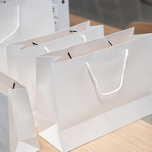 Petit sac vertical en carton blanc et noir 13*19*6cm, recyclable, verni, avec poignée de longueur de main, personnalisable - Product Image 2