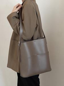 Bolso Tote Tipo Cubo de Gran Capacidad para Mujer, Estilo Europeo Americano, con Botones, Diseño Versátil para Llevar al Hombro o Cruzado, Forro de Poliéster - Product Image 4