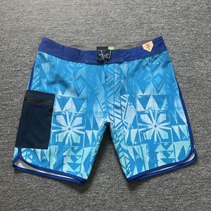 Shorts de sport pour homme à coupe confortable avec poche zippée, séchage rapide, respirant pour l'entraînement quotidien - Product Image 2