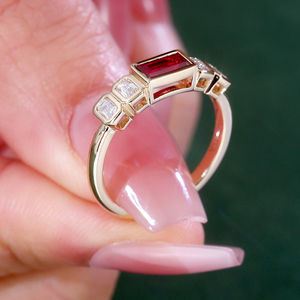 Bague en Or Massif 18 carats avec <span class=keywords><strong>Rubis</strong></span> de Laboratoire Taille Émeraude et 5 Pierres, Sertie en Sceau, Bijoux Unisexe, Fabricant Personnalisé de Joaillerie Fine - Product Image 3
