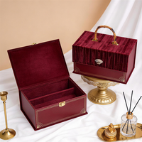 Boîte cadeau en velours noir sur mesure avec bord doré et insert divisé pour le rangement de produits de luxe