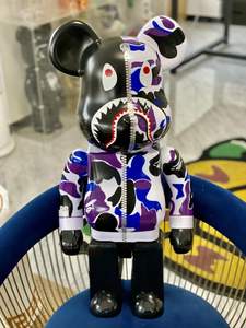 Bearbrick 1000% Action Figure Artigianale in Plastica Orso Squalo Mimetico Ornamenti Bambola a Blocchi - Product Image 4