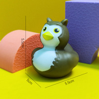 Vente directe d'usine de canard en PVC écologique en forme de mouton canard en caoutchouc souple jouets canard en caoutchouc de bain grinçant pour les enfants
