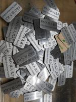 Plaques signalétiques métalliques gravées sur mesure, résistantes à la corrosion, pour l'identification des équipements mécaniques et des meubles