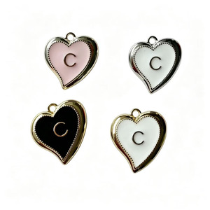 Pendentifs en forme de cœur avec initiale C, bijoux en alliage plaqué or, cadeau unisexe tendance, style romantique - Product Image 2