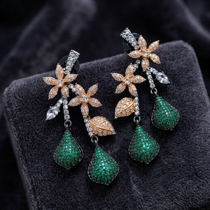 Boucles d'oreilles pendantes de soirée de luxe, traditionnelles, de haute qualité, bicolores or et rhodium noir, plaquées diamant, motif floral cachemire, pour déclaration de style - Product Image 3