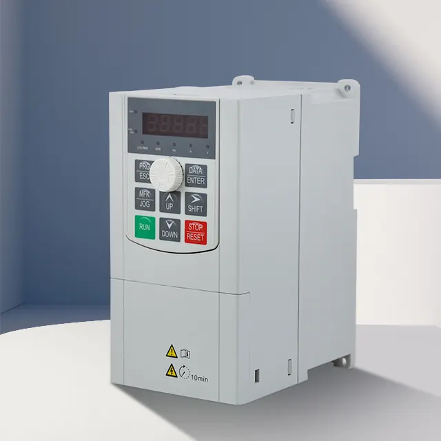 Top vente 220v entrée 3 phases 220v sortie 0.4kw-710kw monophasé à pompe triphasée vfd onduleur variateurs de vitesse