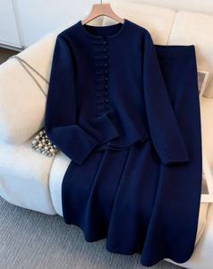 Conjunto de 2 Piezas de Moda Otoño/Invierno para Mujer, Suéter con Botones Estilo Chino y Falda de Color Sólido - Product Image 3