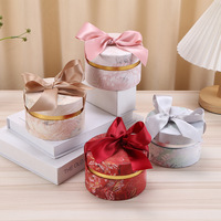 Boîtes cadeaux rondes en carton personnalisées avec logo, taille et forme sur mesure, gaufrage et matériaux recyclés pour fêtes et mariages