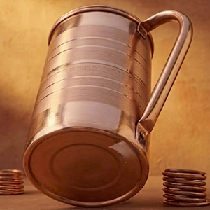Carafe en cuivre avec poignée, style vintage, artisanale, vaisselle décorative, tasse en métal, pichet ayurvédique pour la santé, cuivre contemporain - Product Image 1