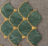 Carreaux de mosaïque en marbre vert indien irrégulier effet jet d'eau, avec bordure en laiton doré, pour murs et sols de salle de bain d'hôtel – Matériau en pierre – Vente chaude