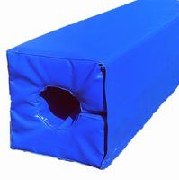Protection de poteau et de barrière en PVC de 5 cm d'épaisseur de la marque Caron avec rembourrage en mousse C3 et logo personnalisé pour le rugby