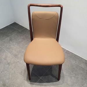 Chaise de salle à manger scandinave design en bois massif, coussin rembourré en cuir pleine fleur, mobilier haut de gamme pour la maison et les restaurants PISANO - Product Image 1