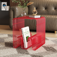 Table basse en métal de style nordique minimaliste moderne, avec structure en fer, design élancé et mini étagère de rangement, table d'appoint de canapé créative et populaire