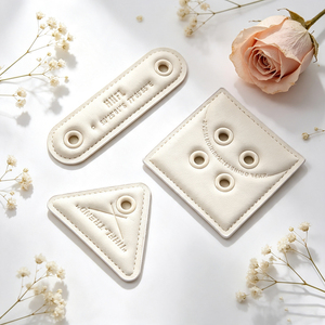 Etiqueta de cuero sintético con ojales al por mayor, parche de cuero PU con logotipo personalizado en relieve y ojales para ropa vaquera y bolsos de lona - Product Image 3
