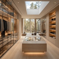 Système de dressing minimaliste nordique en chêne blanc avec portes en verre transparent et îlot flottant pour dressing