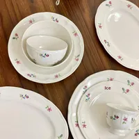 Service de table en céramique à motifs floraux vintage avec bord festonné, comprenant une assiette ovale, des bols, des tasses et des soucoupes pour la maison