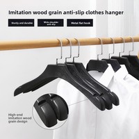 Cintres en plastique noir à épaules larges, style grain de bois, modernes et minimalistes, design épaissi, antidérapants, sans marques, pour articles de spécialité
