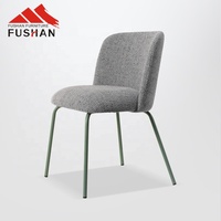 Chaise de salle à manger moderne en tissu personnalisé Chaise en métal bleu gris avec pied en or pour cafétéria et restaurant en intérieur