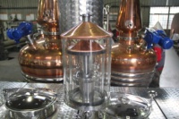 Alambic double en cuivre avec pompe et moteur pour la distillation sécurisée de spiritueux, whisky, gin et alcool neutre