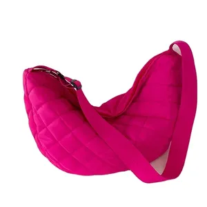حقيبة تريكو متقاطعة مع خطوط الضغط للفتيات، متعددة الاستخدامات وعصرية، حقيبة كتف منقوشة باللون الأحمر الوردي