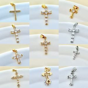 Pendentif Croix en Alliage de Zinc avec Sertissage Griffe, Bijou Thème, Cadeau, Breloque de Collier - Product Image 1