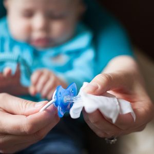Vente en gros de lingettes pour bébé en bambou biodégradables en <span class=keywords><strong>coton</strong></span> doux et emballables OEM lingettes parfumées pour tire-lait et sucette - Product Image 6