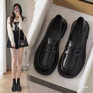 รองเท้าโลฟเฟอร์หนังนิ่มสำหรับผู้หญิง พื้นรองเท้ายางส้นกลาง สไตล์ลำลอง รองเท้านักเรียน ไซส์ 35 43 - Product Image 1