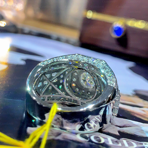 แหวนเพชรผู้ชายทองคำ 18K ประดับเพชรทรงกลมเพาะเลี้ยงในห้องปฏิบัติการขนาด 2.03 กะรัต พร้อมเพชรประดับแบบฝังเรียงเป็นแถวขนาด 1.17 กะรัต - Product Image 3