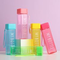 Bouteille d'eau réutilisable en plastique transparent écologique de 500 ml, portable, avec couvercle, design carré transparent de 16 oz, très vendue pour le camping