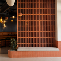 Paravent de séparation de pièce en bois à lattes géométriques modernes sur mesure, du sol au plafond, panneau décoratif pour hôtel, restaurant