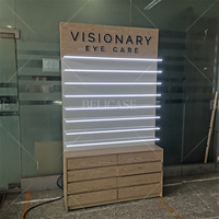 Présentoirs personnalisés pour lunettes de sport avec montures en bois, présentoirs à lunettes de soleil, meubles commerciaux pour lunettes connectées avec tiroirs et éclairage LED