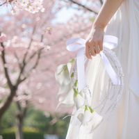 Bouquet de mariée vintage européen élégant avec lys calla, lotus et perles, sur chaîne en plastique, pour une belle mariée, fleur à tenir en main pour la cérémonie de mariage