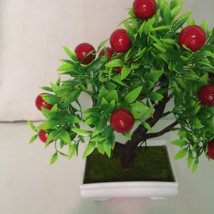 Bonsaï artificiel Qi Xing Fruit de la Fortune 15x20 cm, décoration de bureau en plastique, plante aux baies rouges pour la maison et le bureau - Product Image 4