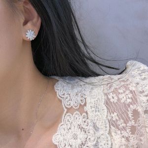 ต่างหูเพชรแท้ 0.68 กะรัต รูปดาวและกลีบดอกไม้ ทองคำแท้ 18k ยี่ห้อซินฟลาย - Product Image 3